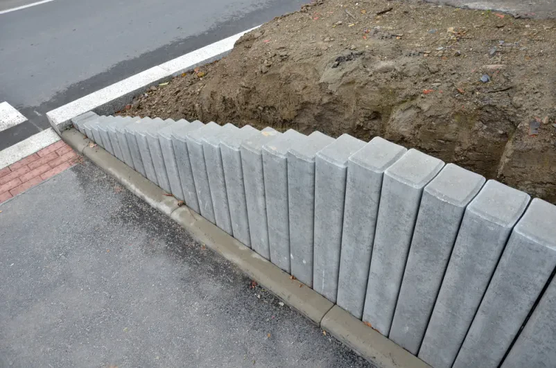 Betonske palisade za premostitev višinskih razlik Sodobna rešitev za urejanje manjših višinskih razlik na vrtu s palisadami iz kvadratnega betonskega profila. Omogočajo podporo brežinam in obrobljanje visokih gredic, kar je idealno za Izdelava manjših škarp Ljubljana, Goriška.
