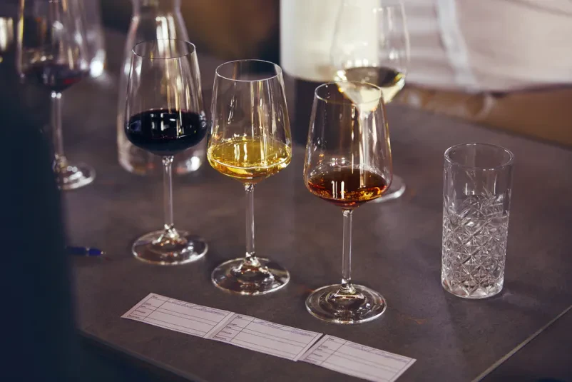 Priprava na degustacijo vina in somelierske tečaje Kozarci za vino so skrbno postavljeni na mizi, pripravljeni za slepo degustacijo ali predavanje o vinogradništvu in kletarjenju.