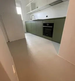 Detajl modernega microcement poda z gladko in enotno površino, idealnega za sodobne interjerje in talne obloge.
