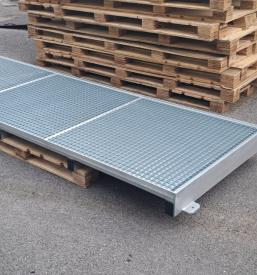 Širok pogled na delujoč industrijski obrat s sodobnimi transportnimi trakovi in čistimi inox konstrukcijami, pripravljenimi za nemoteno proizvodnjo.
