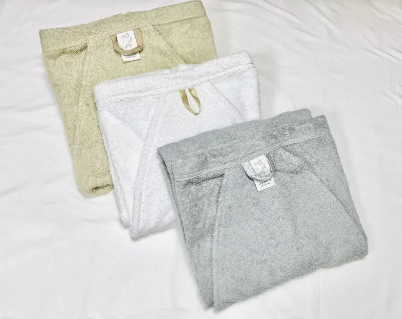 Modni top narejen po meri iz kakovostne brisače Unikaten top, izdelan iz modre brisače z rjavo obrobo, primeren za sproščene poletne dni in modne dodatke.
