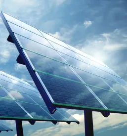 Velika industrijska sončna elektrarna pod modrim nebom. Prikazuje uspešno organizacijo in montažo sončnih elektrarn Slovenija, vir trajnostne električne energije.