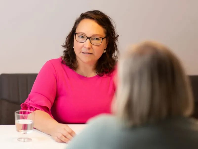 Ajda svetuje najstniku Ajda Strnad nudi individualno pomoč mladostniku med posvetovanjem, kar poudarja, kako pomoč najstnikom Slovenija deluje.