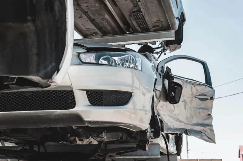 Dvorišče za razstavljanje avto delov Obsežno dvorišče, kjer poteka strokovno razstavljanje vozil. To je osnova za prodajo rabljenih avto delov Celje.