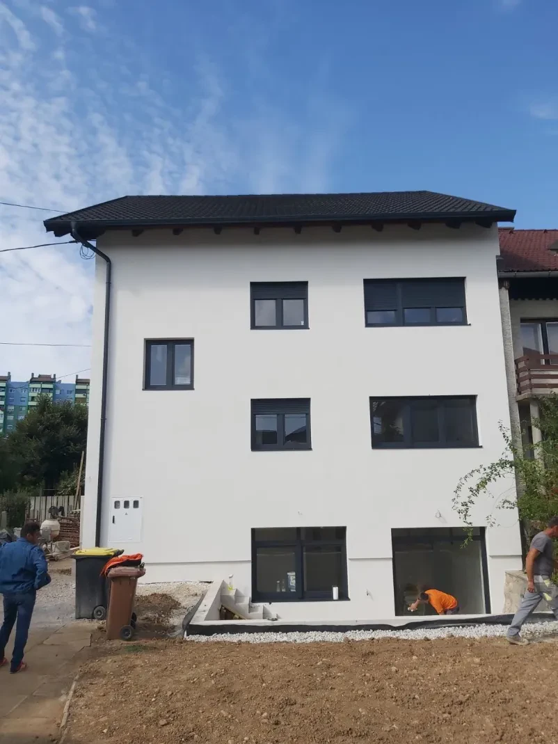 Detajl hidravličnega sistema HIAB dvigala Detajl hidravličnega sistema in mehanizma HIAB dvigala, ki prikazuje robustno in zanesljivo opremo za delo na terenu.