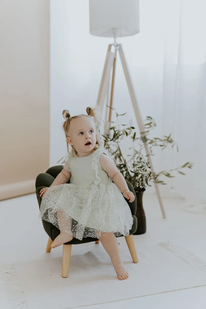 Smejoč se otrok v bližnjem posnetku, ki izraža čisto veselje in igrivost. Studio fotografiranje Markovci za najmlajše.