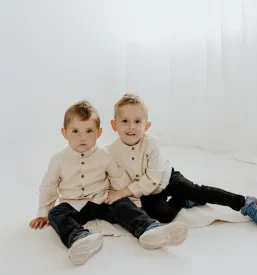 Elegantna ženska pozira za portret v sodobnem fotografskem studiu, poudarjajoč njeno lepoto in samozavest.