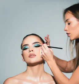 Natančen nanos senčil poudarja oči mlade lepotne modelke, ustvarjajoč izrazit in zapeljiv pogled.