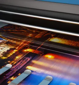 Barvni plotter tiska velik fotografski transparent. Prikazuje vrhunsko grafično oblikovanje in digitalni tisk Muta, Koroška.