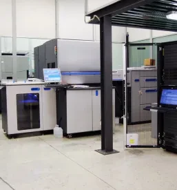 Moderni digitalni tiskarski stroj, ki z avtomatizacijo zagotavlja hitro in kakovostno produkcijo različnih materialov.