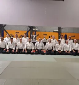 Dva praktikanta aikida izvajata nadzorovano tehniko oprijema. Poudarek je na natančnosti gibanja in mentalni osredotočenosti.