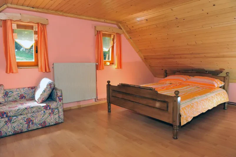 Otrok hrani jagnje na pašniku Vesel otrok nežno hrani majhno jagnje na travniku, kar je del doživetij obiska kmetije.