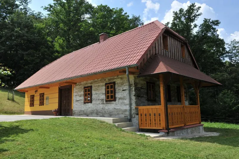 Kmetica s košaro svežih pridelkov Prijazna kmetica s polno košaro domačih pridelkov, pripravljenih za goste Turistične kmetije Rogatec.