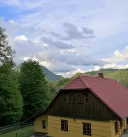 Glavna tradicionalna kmečka hiša, kjer se gostje lahko namestijo in uživajo v bivanju.