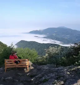 Notranjost gostilne s tradicionalno dekoracijo in mizo, pripravljeno za obiskovalce Turistične kmetije Rogatec.