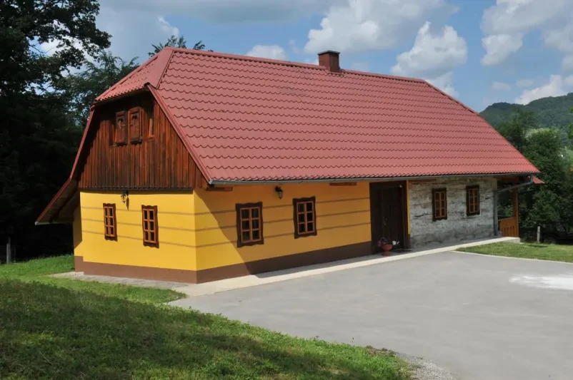 Družina uživa v obroku na kmetiji Družina uživa v slastni domači hrani v prijetnem ambientu, ki ga ponuja Turistična kmetija Rogatec.