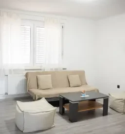 Sončna vrata, ki vodijo na zunanji balkon, nudijo dodaten prostor za sprostitev na svežem zraku. Ugoden apartma Maribor z dostopom do balkona.