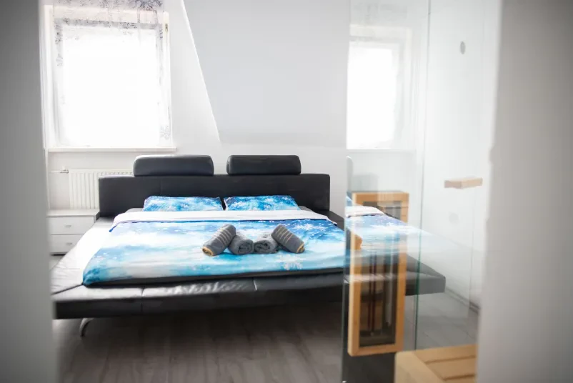 Prostorna in svetla dnevna soba z udobnim kavčem in televizijo, idealna za sprostitev v našem apartmaju.