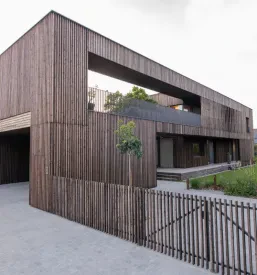 Elegantna moderna lesena vila, zasnovana za trajnostno in udobno bivanje, ki jo ponuja Center sonaravne gradnje Ljubljana.