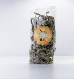 Zeleni pirini špinačni rezanci, posuti z moko, ki prikazujejo raznolikost in zdravost naših ponudb domačih testenin.
