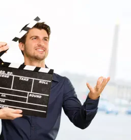 Režiser s filmsko klapo naznanja začetek snemanja. Dober igralec za reklame, serije in filme Slovenija je nujen za kakovosten projekt.