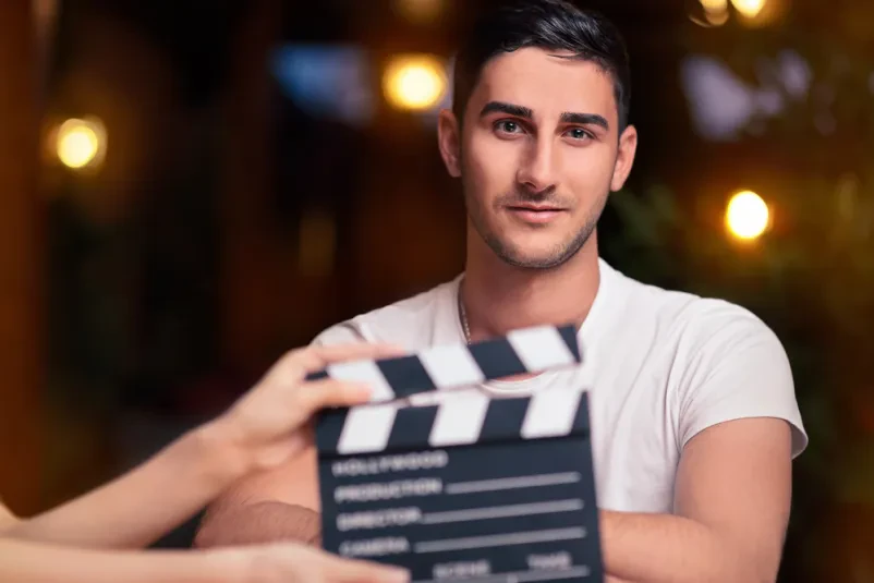 Profesionalni igralec pred snemanjem Profesionalni igralec, pripravljen za snemanje na filmskem setu. Dober igralec za reklame, serije in filme Slovenija je iskan talent.