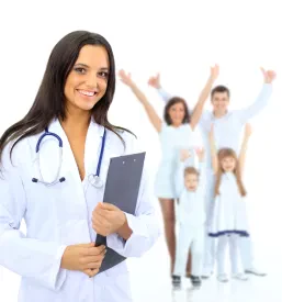 Zdravnica pozira s srečno družino. Poudarja celostno oskrbo, ki jo nudi Družinska medicina Pesnica, Maribor.