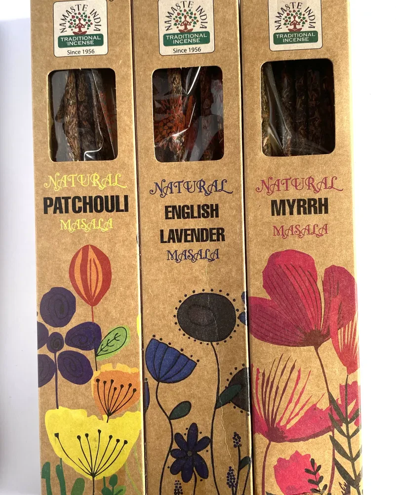 Šopek raznobarvnih dišečih palčk Natural Masala, skrbno razporejenih v vazo, ustvarja sproščujoče in mirno vzdušje v prostoru.