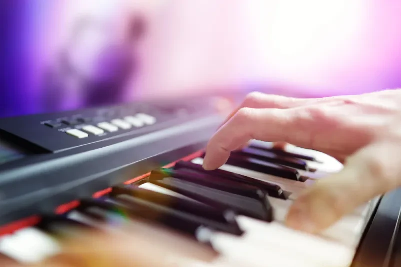 Pianist in saksofonist v živo na odru med glasbenim nastopom Dinamičen posnetek pianista, ki s saksofonistom nastopa v živo na odru, poudarja pomen igranja klavirja na glasbenih dogodkih Slovenija.