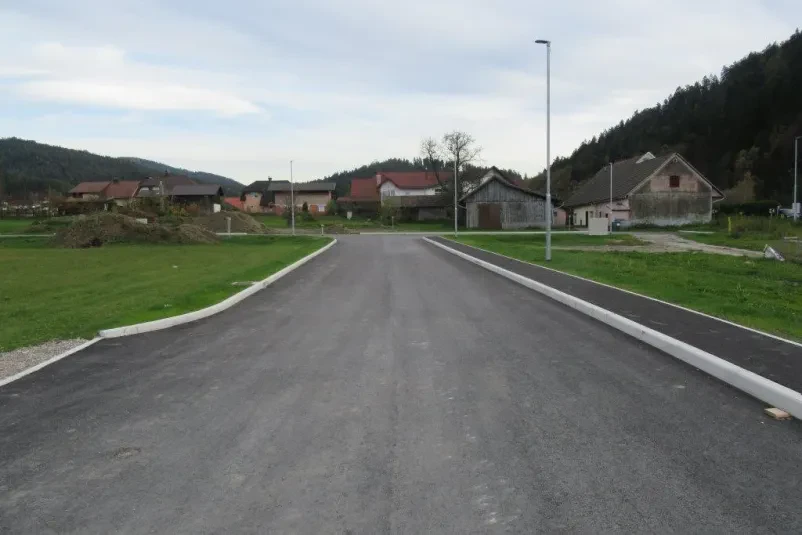 Izgradnja stanovanjske zazidave Pogled na gradbišče nove stanovanjske zazidave, kjer potekajo intenzivna dela za prihodnje prebivalce.