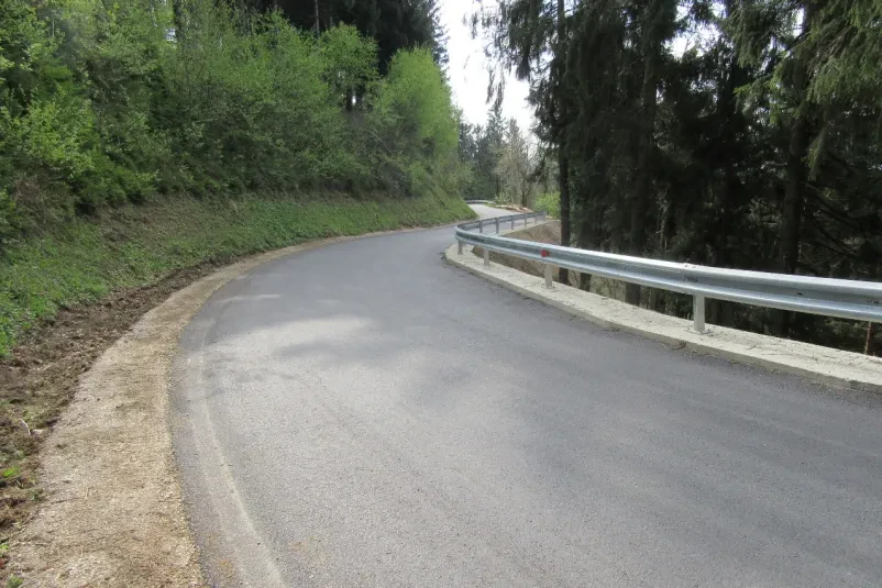 Sanacija zemeljskega plazu Ekipa Komunale Slovenj Gradec, Mislinjska Dolina s stroji sanira zemeljski plaz, ki grozi infrastrukturi pod Rdečnikom.