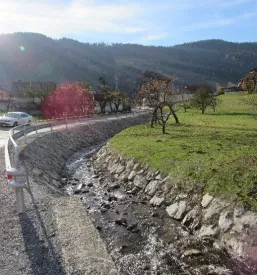 Urejanje struge potoka z usedalnikom na Trobeljščici, pomembna dejavnost Komunale Slovenj Gradec, Mislinjska Dolina.