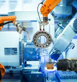 Sodoben industrijski robot opravlja natančno varjenje in rokovanje z materiali v avtomatizirani pametni tovarni, kar predstavlja napredno proizvodnjo industrijskih naprav.