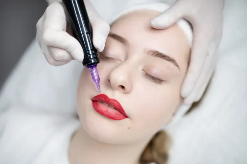 Permanentni make-up ustnic Strokovnjakinja skrbno nanaša permanentni make-up na ustnice, kar zagotavlja dolgotrajen in naraven videz.