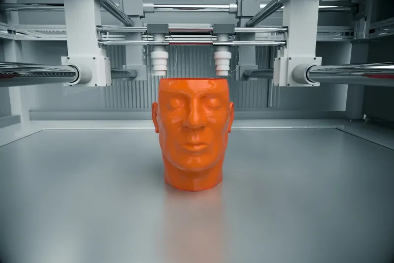 Beli 3D natisnjen model človeške glave, prikazan na nevtralnem ozadju, je odličen primer personaliziranih izdelkov iz plastike.