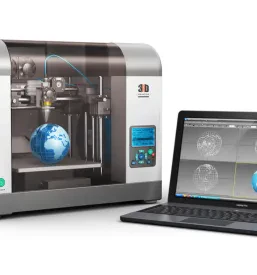 Sodoben 3D tiskalnik in prenosni računalnik z vmesnikom programske opreme za 3D oblikovanje, ki omogoča učinkovit 3D tisk v Sloveniji.