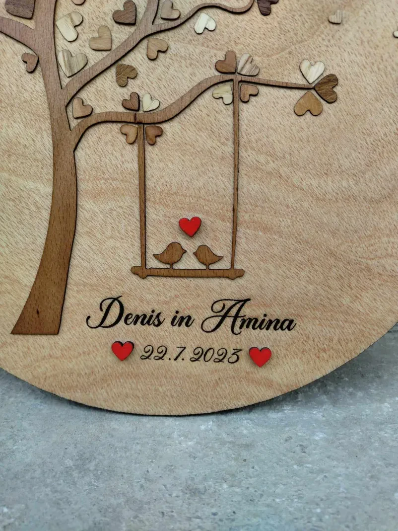 Elegantna lesena servirna deska Izdelki iz lesa: lepo obložena lesena servirna deska s sirom, mesninami in sadjem, idealna za družabne dogodke.