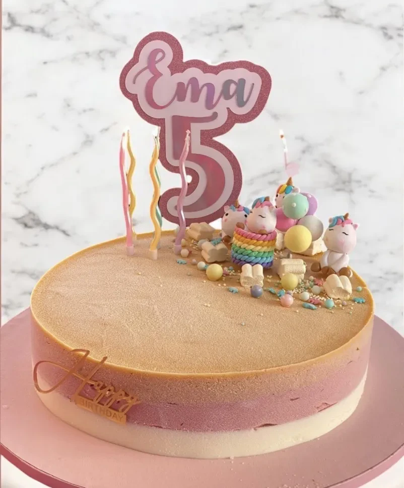 Eleganten poročni topper za torto Eleganten lesen topper za dekoracijo poročne torte z napisom 'Mr. & Mrs.', ustvarjen po meri. Odličen dodatek za praznovanje in unikatna darila.