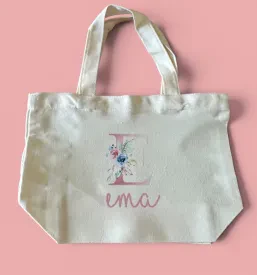 Roza mini torbica z zlatim potiskom imena in srčka, idealna za majhna dekleta. Popoln personaliziran izdelek in praktično darilo.