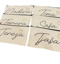 Komplet treh toaletik v bež barvi, z napisom 'Mama bear' in detajlom šapice. Praktični in personalizirani izdelki za ženske.
