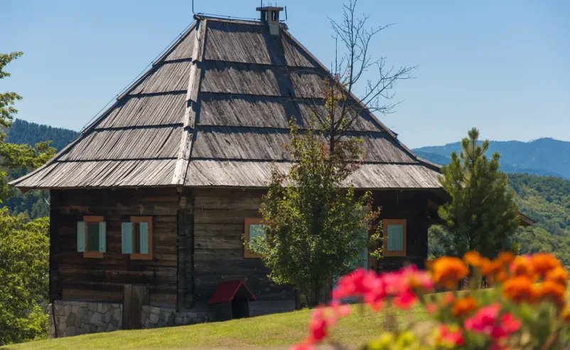 Lesena gorska koča Klasična lesena gorska koča v alpskem okolju. Odlična priložnost za Prodajo bivalnih in počitniških lesenih hiš Slovenija.