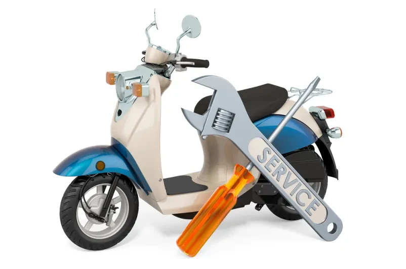 Pregledna 3D upodobitev motornega skuterja v procesu servisiranja, obkroženega z orodjem, na čistem belem ozadju.
