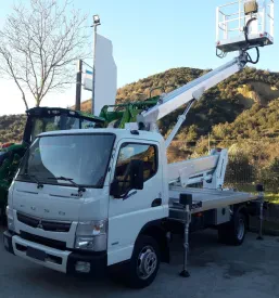 Impozantna dvižna košara Multitel MX 200, nameščena na tovornjaku, z iztegnjeno roko, ki sega visoko proti nebu.