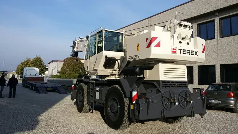 Mogočno avtodvigalo Terex A 350 na odprtem delovišču, primerno za prodaja najem teleskopskih viličarjev in nakladalcev Ljubljana.