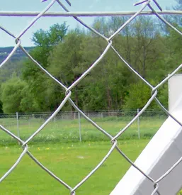 Masivna aluminijasta tuljava, ki jo v ogromni industrijski hali dviguje in premika močan mostni žerjav. Prodaja rezanega aluminija Slovenija.