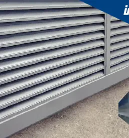 Elegantna drsna ograjna vrata v C-profilu in pripadajoča ograja iz aluminija, nameščena pred sodobno hišo.