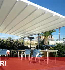 Elegantna pergotenda Lipari z aluminijasto konstrukcijo in zložljivo streho, ustvarja prijetno senčno zavetje na terasi.