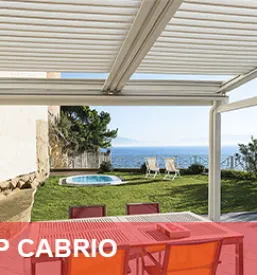 Bioklimatska pergola Flap Cabrio s prilagodljivimi lamelami za optimalno regulacijo svetlobe in zraka. Moderna rešitev za teraso.