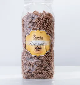 Jasen posnetek paketa polnozrnatih pirinih svedrcev, pripravljenih za kuhanje in zdrav obrok, idealni za aktivne posameznike.