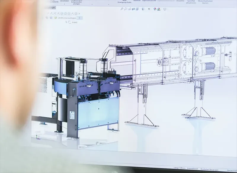 Velik rdeč industrijski stroj Sodoben industrijski stroj z robustno konstrukcijo, pripravljen za obdelavo kovinskih materialov in visoko preciznost.